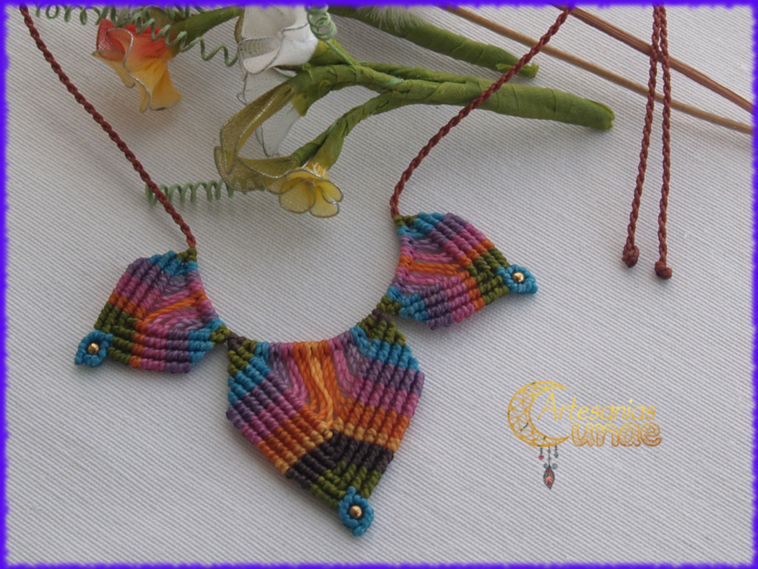 Collar "Garabatos de Colores".